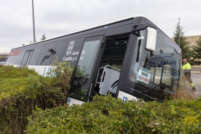 Dos heridos tras el vuelco de un autobús en Santa Marta de Tormes (Salamanca)