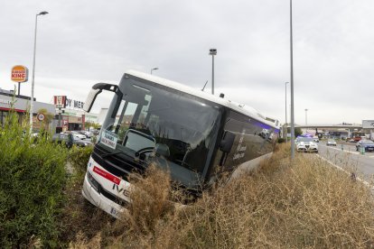 Dos heridos tras el vuelco de un autobús en Santa Marta de Tormes (Salamanca)
