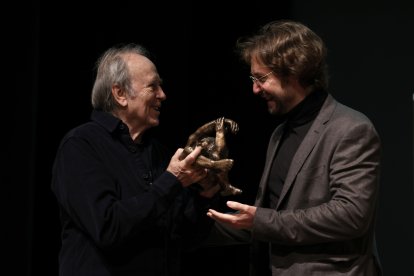 El cantante y compositor, Joan Manuel Serrat, recibe el Premio Leteo 2026