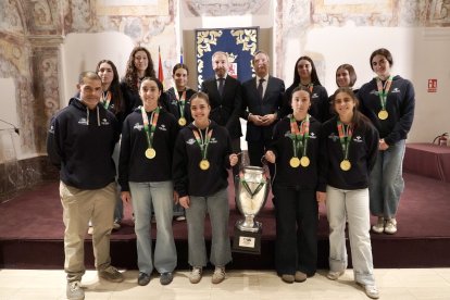 El consejero de Cultura, Turismo y Deporte, Alberto Díaz Pico, recibe a las jugadoras del Club Patinaje en Línea Valladolid