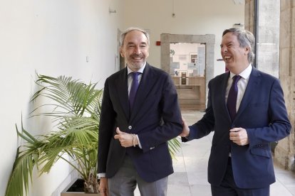 El consejero de Cultura, Turismo y Deporte, Alberto Díaz Pico, recibe a las jugadoras del Club Patinaje en Línea Valladolid.