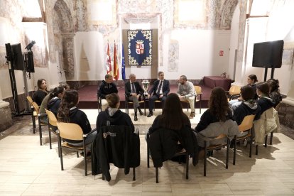 El consejero de Cultura, Turismo y Deporte, Alberto Díaz Pico, recibe a las jugadoras del Club Patinaje en Línea Valladolid.