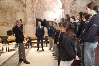 El consejero de Cultura, Turismo y Deporte, Alberto Díaz Pico, recibe a las jugadoras del Club Patinaje en Línea Valladolid.