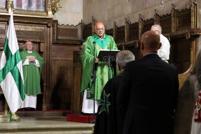 Acto de investidura de nuevos caballeros y damas del Gran Priorato de España de la Orden Militar y Hospitalaria de San Lázaro, con una misa presidida por el cardenal Baltazar Porras Cardozo. A la ceremonia asisten el obispo de León, el alcalde de la ciudad y el abad de San Isidoro