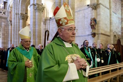 Acto de investidura de nuevos caballeros y damas del Gran Priorato de España de la Orden Militar y Hospitalaria de San Lázaro, con una misa presidida por el cardenal Baltazar Porras Cardozo. A la ceremonia asisten el obispo de León, el alcalde de la ciudad y el abad de San Isidoro