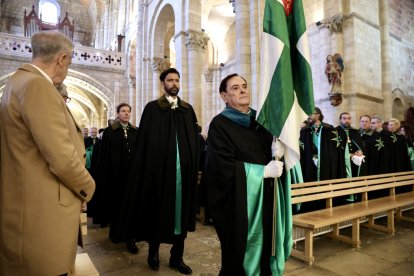 Acto de investidura de nuevos caballeros y damas del Gran Priorato de España de la Orden Militar y Hospitalaria de San Lázaro, con una misa presidida por el cardenal Baltazar Porras Cardozo. A la ceremonia asisten el obispo de León, el alcalde de la ciudad y el abad de San Isidoro