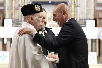 Acto de investidura de nuevos caballeros y damas del Gran Priorato de España de la Orden Militar y Hospitalaria de San Lázaro, con una misa presidida por el cardenal Baltazar Porras Cardozo. A la ceremonia asisten el obispo de León, el alcalde de la ciudad y el abad de San Isidoro