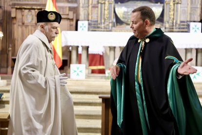 Acto de investidura de nuevos caballeros y damas del Gran Priorato de España de la Orden Militar y Hospitalaria de San Lázaro, con una misa presidida por el cardenal Baltazar Porras Cardozo. A la ceremonia asisten el obispo de León, el alcalde de la ciudad y el abad de San Isidoro