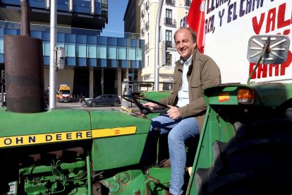 El consejero de Agricultura, Ganadería, Medio Rural y Política Ambiental, Joaquín Antonio Pino en las movilizaciones agrarias en Madrid