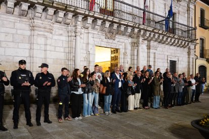 Minuto de silencio en el Ayuntamiento de Ponferrada por el accidente ferroviario de Urda (Toledo).