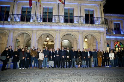 El Ayuntamiento de León convoca un minuto de silencio en memoria de las víctimas del trágico accidente ferroviario en la provincia de Toledo.