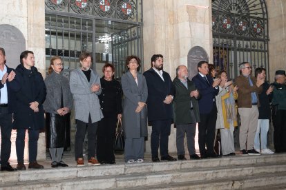 Minuto de silencio frente al Ayuntamiento de Palencia en la plaza Mayor por el accidente de tren en Toledo.