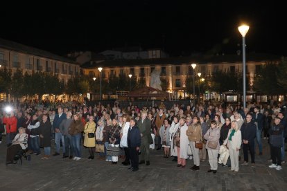 Minuto de silencio frente al Ayuntamiento de Palencia en la plaza Mayor por el accidente de tren en Toledo.