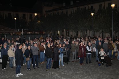 Minuto de silencio frente al Ayuntamiento de Palencia en la plaza Mayor por el accidente de tren en Toledo.