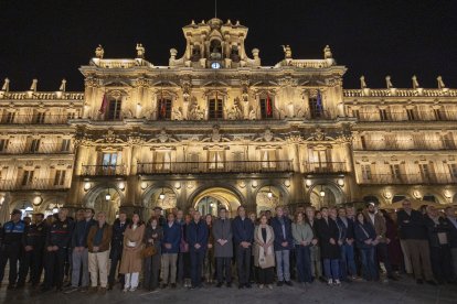 El presidente, Alfonso Fernández Mañueco, se suma al minuto de silencio en memoria de las víctimas del accidente ferroviario en la provincia de Toledo.