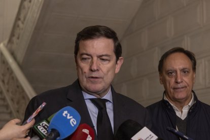 El presidente, Alfonso Fernández Mañueco, se suma al minuto de silencio en memoria de las víctimas del accidente ferroviario en la provincia de Toledo.
