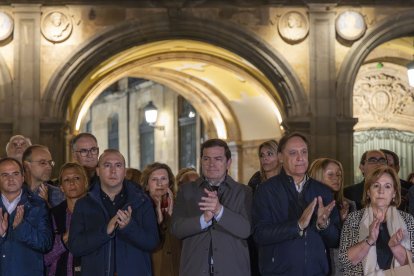 El presidente, Alfonso Fernández Mañueco, se suma al minuto de silencio en memoria de las víctimas del accidente ferroviario en la provincia de Toledo.