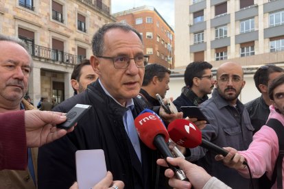 Minuto de silencio por el accidente ferroviario de Toledo en la Subdelegación del Gobierno en Zamora.