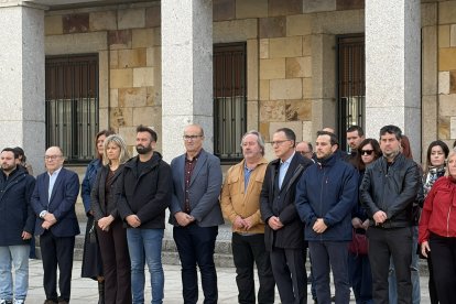 Minuto de silencio por el accidente ferroviario de Toledo en la Subdelegación del Gobierno en Zamora.