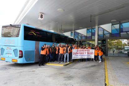 Jornada de huelga del transporte interurbano de viajeros de León en la estación de autobuses de Ponferrada.