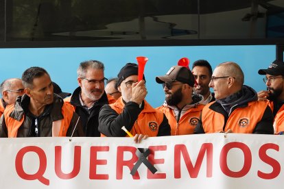 Jornada de huelga del transporte interurbano de viajeros de León en la estación de autobuses de Ponferrada.