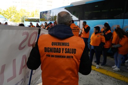 Jornada de huelga del transporte interurbano de viajeros de León en la estación de autobuses de Ponferrada.