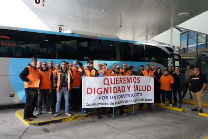 Jornada de huelga del transporte interurbano de viajeros de León en la estación de autobuses de Ponferrada.