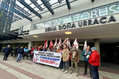 Concentración en la primera jornada de huelga del sector del transporte interurbano de viajeros de la provincia de León.