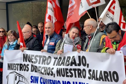 Concentración en la primera jornada de huelga del sector del transporte interurbano de viajeros de la provincia de León.