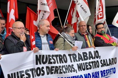 Concentración en la primera jornada de huelga del sector del transporte interurbano de viajeros de la provincia de León.