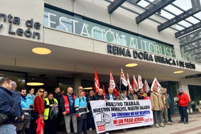 Concentración en la primera jornada de huelga del sector del transporte interurbano de viajeros de la provincia de León.