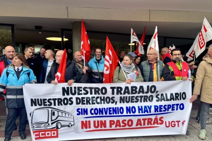Concentración en la primera jornada de huelga del sector del transporte interurbano de viajeros de la provincia de León.