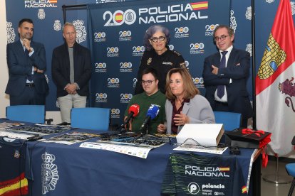 La Policía Nacional recibe a la Asociación Down Palencia para la entrega del talón de la carrera Ruta 091, en la imagen la comisaria jefe de Palencia, Montse Marín;  la presidente de la asociación Síndrome de Down de Palencia Rosa Isabel , entre otros