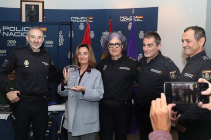 La Policía Nacional recibe a la Asociación Down Palencia para la entrega del talón de la carrera Ruta 091, en la imagen la comisaria jefe de Palencia, Montse Marín;  la presidente de la asociación Síndrome de Down de Palencia Rosa Isabel , entre otros