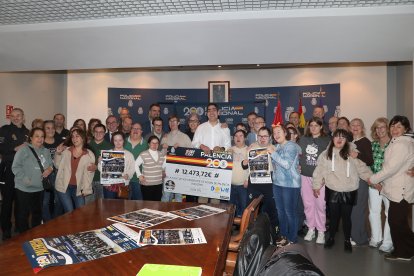 La Policía Nacional recibe a la Asociación Down Palencia para la entrega del talón de la carrera Ruta 091, en la imagen la comisaria jefe de Palencia, Montse Marín;  la presidente de la asociación Síndrome de Down de Palencia Rosa Isabel , entre otros