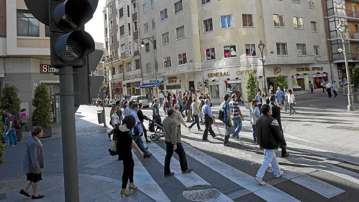 Gente paseando en la calle Santiago.- E. M.