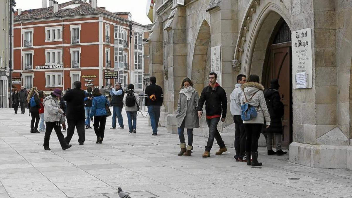 Turistas acceden a la Catedral de Burgos.