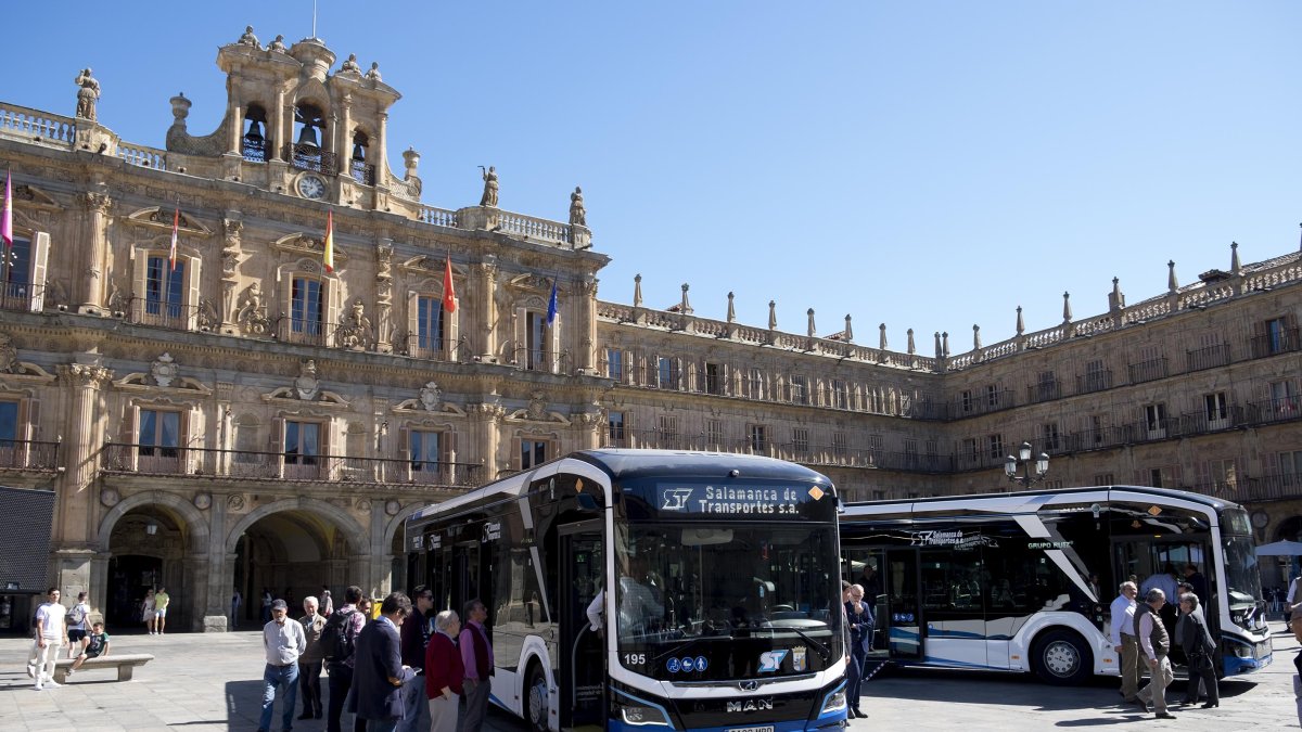 Nuevos vehículos eléctricos del servicio municipal de transporte urbano por autobús de Salamanca.