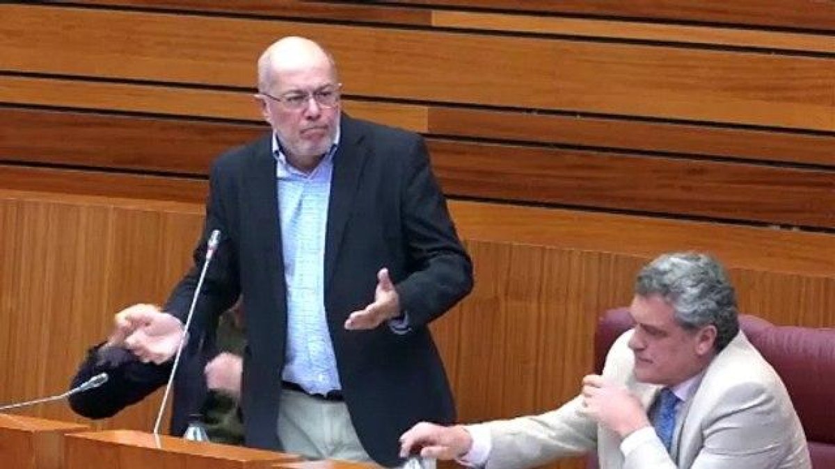 Igea amenaza al PP durante el pleno de las Cortes.