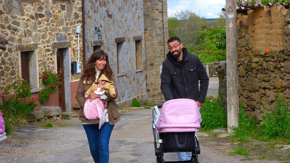 Javier y Carolina con su hija Gala, el primer nacimiento en 25 años en Valparaíso, Zamora.