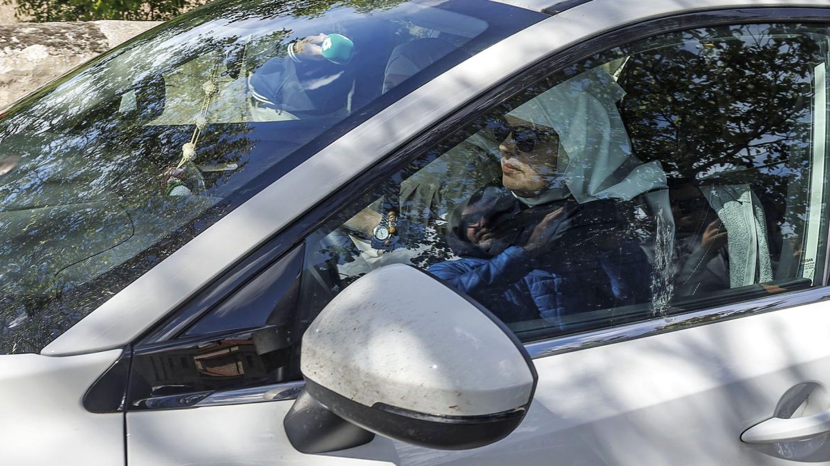 Varias monjas salen del convento de Belorado en coche ante la expectación de los medios allí desplazados.