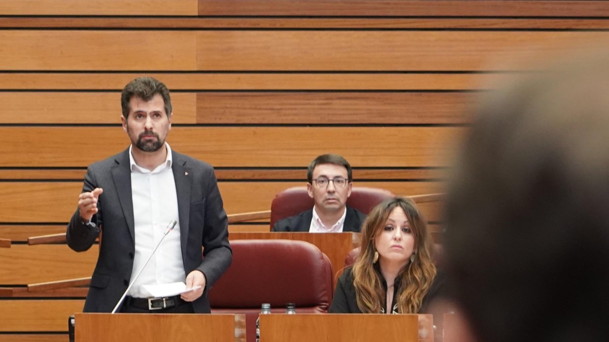 El portavoz del Grupo Parlamentario Socialista, Luis Tudanca, durante el pleno de las Cortes.