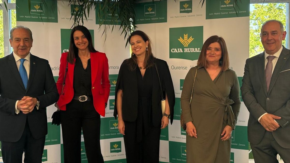 Cipriano García y Nicanor Santos, junto a las tres nuevas consejeras de Caja Rural de Zamora, Laura Marcos, María Jesús Mateos y Alicia García