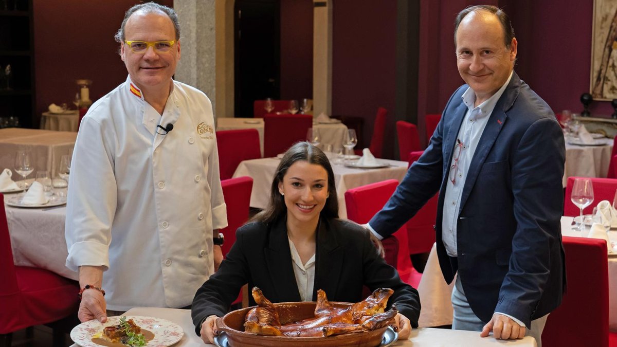 Gerardo, María y Vicente, en el comedor de Las Cabañas