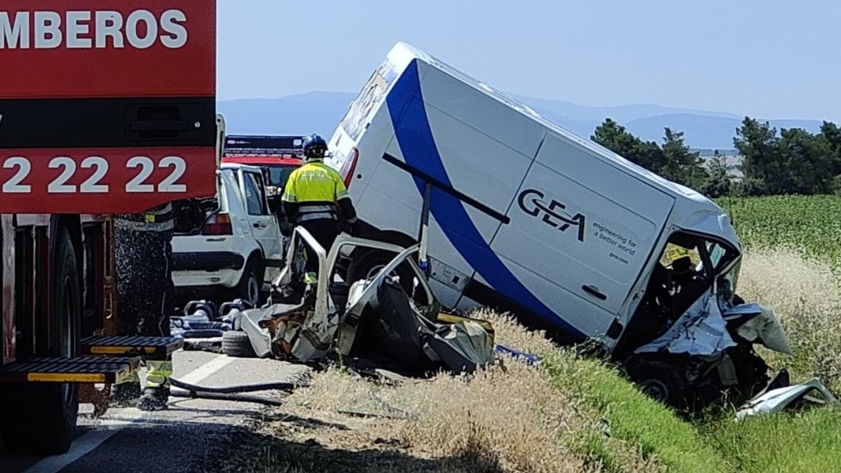 Estado de los vehículos tras el accidente en Cabezuela, Segovia, en el que han fallecido dos personas y otra ha resultado herida