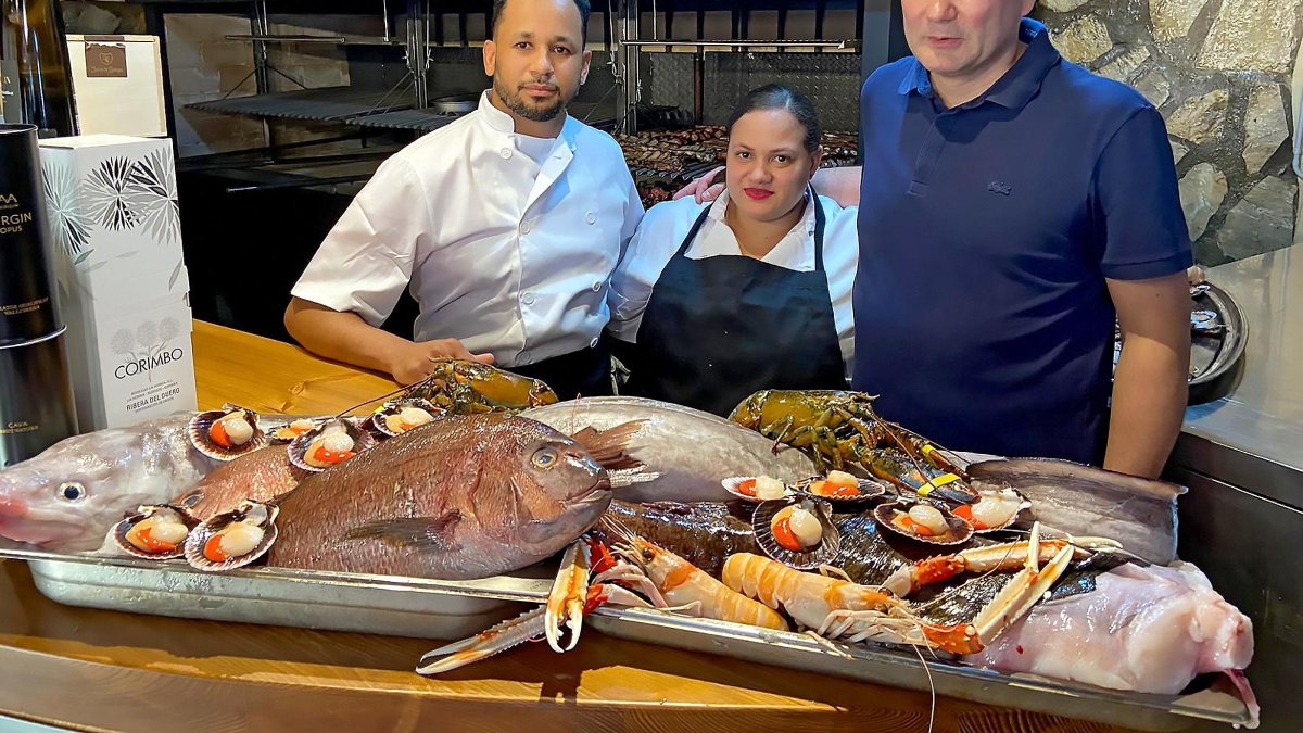 Keury Yanluis jefe  de cocina del establecimiento, junto a Rosanna Fernández y Roberto Fernández, gerente del local.