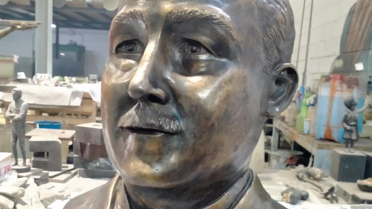 Busto del doctor y político Rafael de Vega, fusilado por el bando nacional en la Guerra Civil