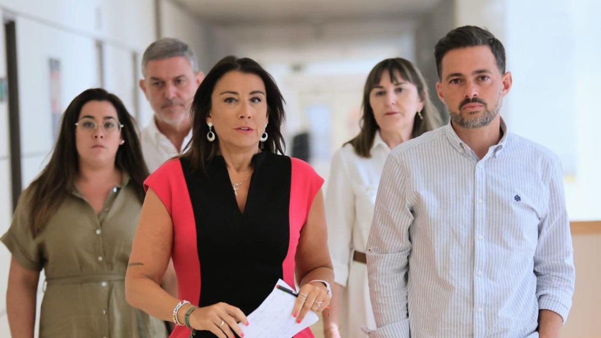 Ana Sánchez, junto a Diego Moreno y José Luis Vázquez, entre otros procuradores, se dirige a su comparecencia en las Cortes