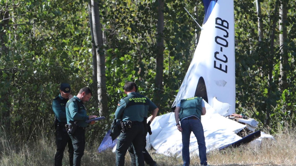 Un fallecido y un herido grave en el accidente de una avioneta en Abia de las Torres (Palencia), en la imagen la avioneta siniestrada.