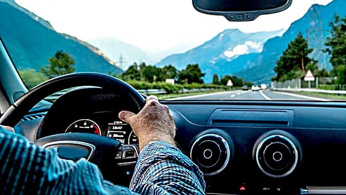 Un conductor al volante de su vehículo. PQS / CCO